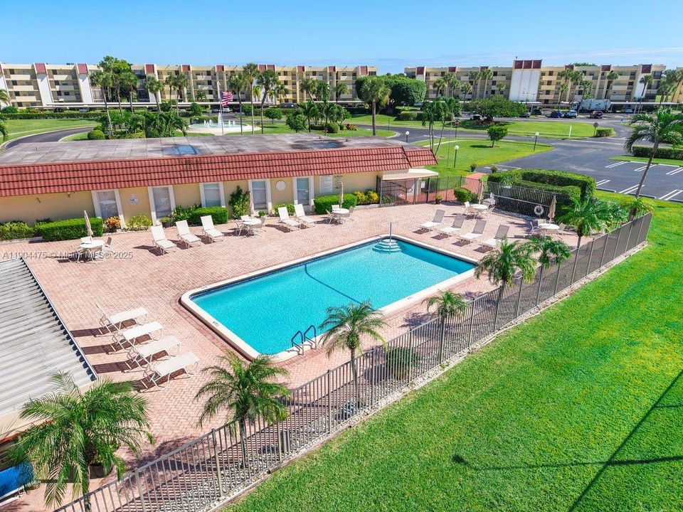 For Sale: $249,000 (2 beds, 2 baths, 1300 Square Feet)