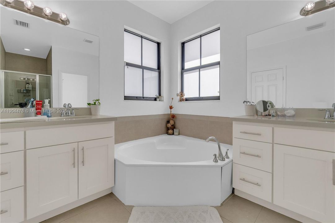 Recently Sold: $839,000 (4 beds, 3 baths, 2156 Square Feet)