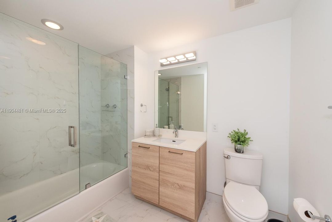 出租: $6,000 (3 贝兹, 3 浴室, 1556 平方英尺)