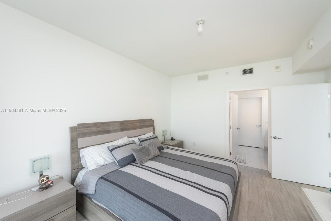 出租: $6,000 (3 贝兹, 3 浴室, 1556 平方英尺)