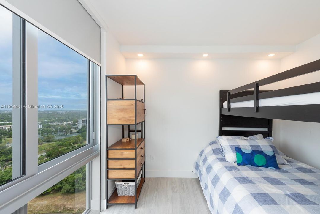 出租: $6,000 (3 贝兹, 3 浴室, 1556 平方英尺)