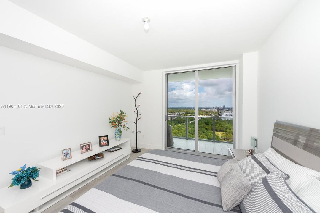 出租: $6,000 (3 贝兹, 3 浴室, 1556 平方英尺)