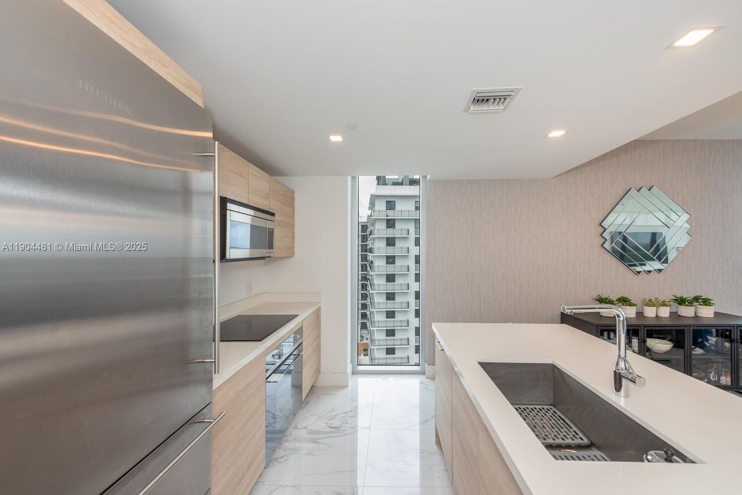 出租: $6,000 (3 贝兹, 3 浴室, 1556 平方英尺)