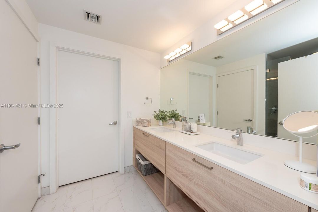 出租: $6,000 (3 贝兹, 3 浴室, 1556 平方英尺)