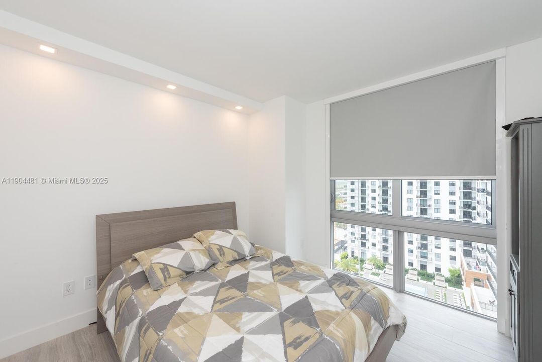 出租: $6,000 (3 贝兹, 3 浴室, 1556 平方英尺)