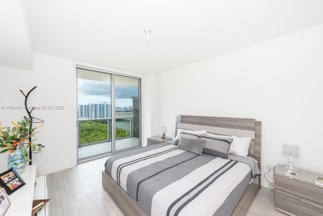 出租: $6,000 (3 贝兹, 3 浴室, 1556 平方英尺)