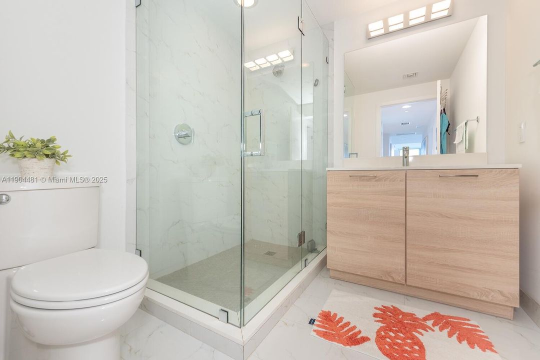 出租: $6,000 (3 贝兹, 3 浴室, 1556 平方英尺)