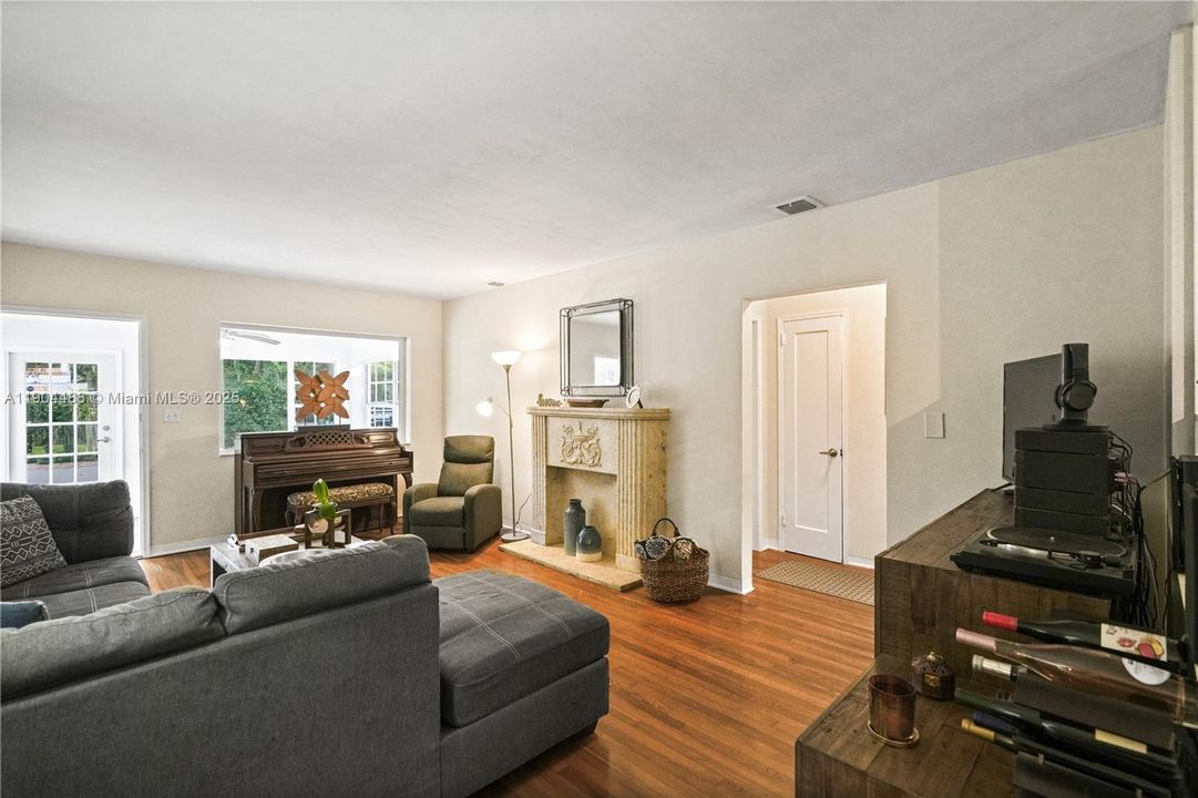 Active With Contract: $995,000 (2 beds, 1 baths, 1181 Square Feet)