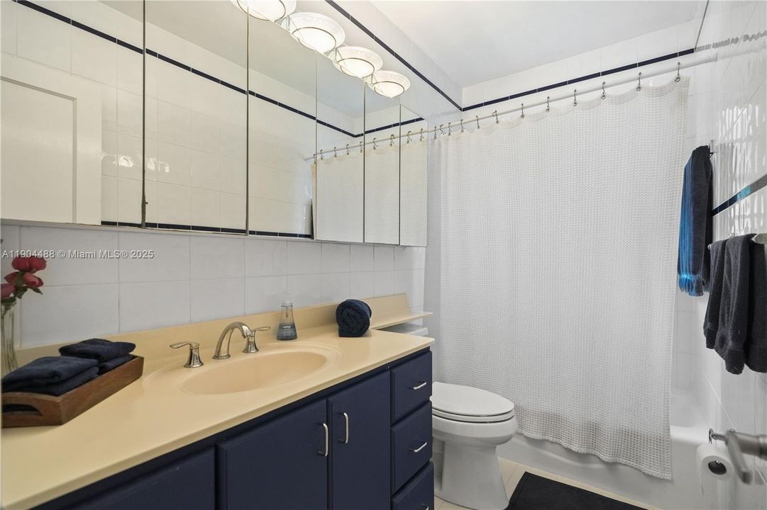 Active With Contract: $995,000 (2 beds, 1 baths, 1181 Square Feet)