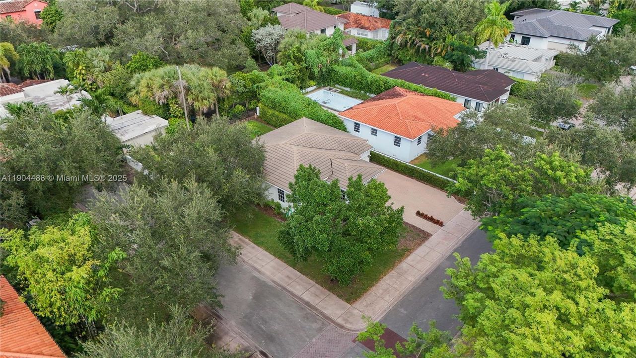 Active With Contract: $995,000 (2 beds, 1 baths, 1181 Square Feet)