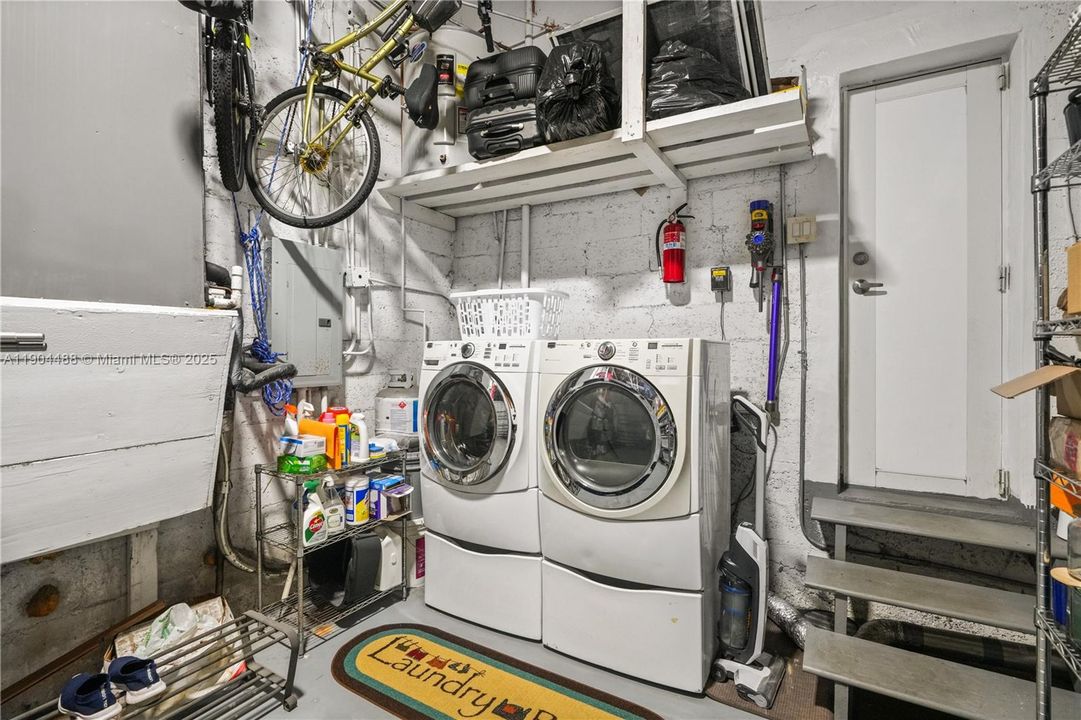 Active With Contract: $995,000 (2 beds, 1 baths, 1181 Square Feet)