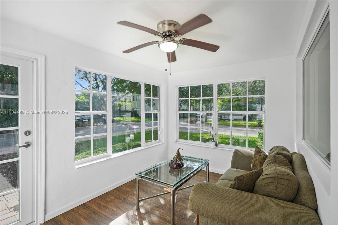 Active With Contract: $995,000 (2 beds, 1 baths, 1181 Square Feet)