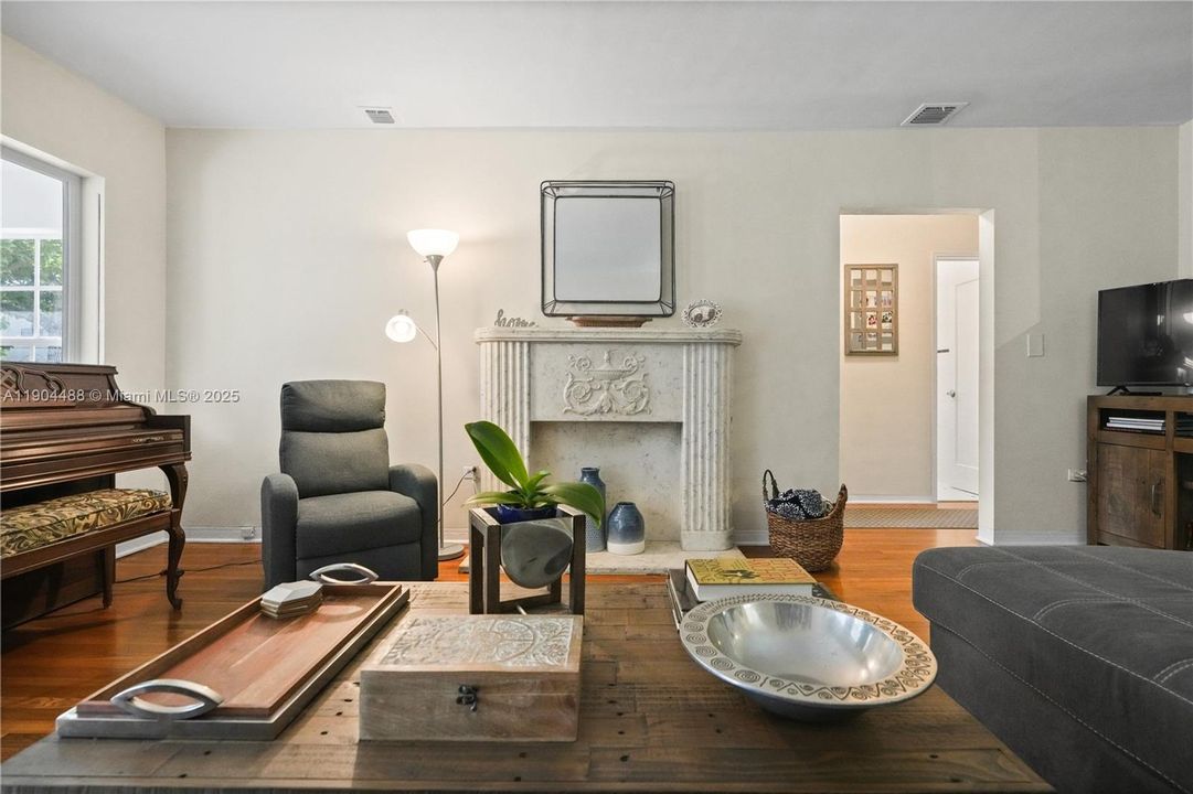 Active With Contract: $995,000 (2 beds, 1 baths, 1181 Square Feet)