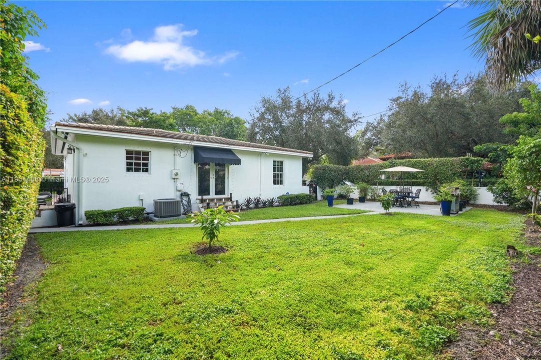 Active With Contract: $995,000 (2 beds, 1 baths, 1181 Square Feet)