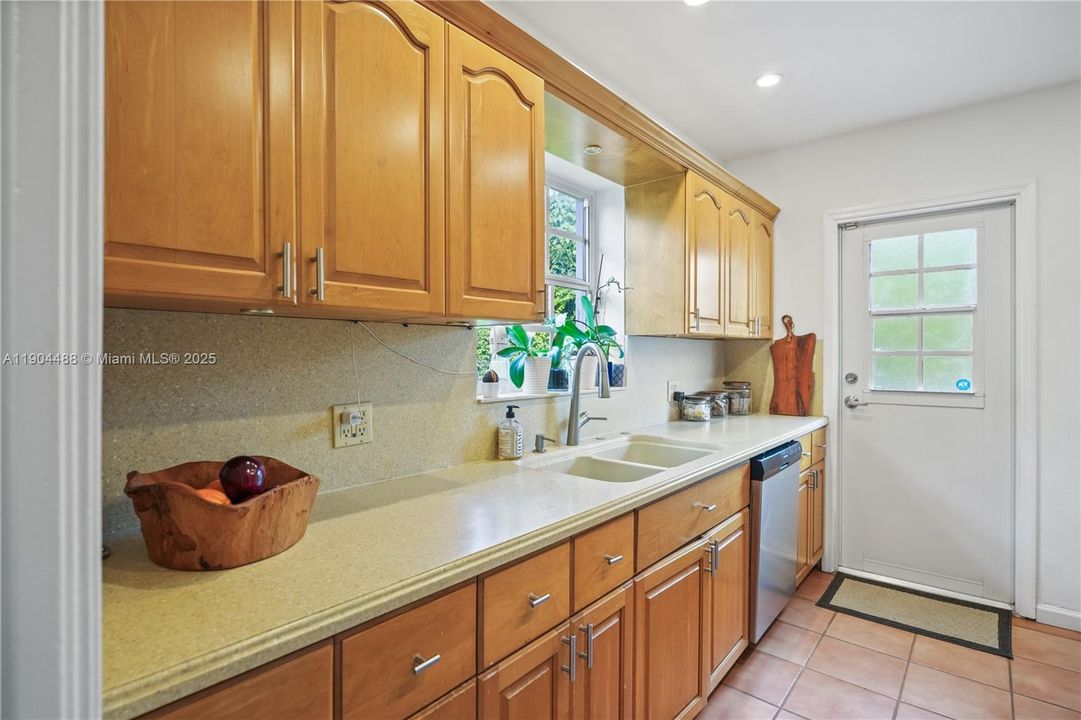 Active With Contract: $995,000 (2 beds, 1 baths, 1181 Square Feet)