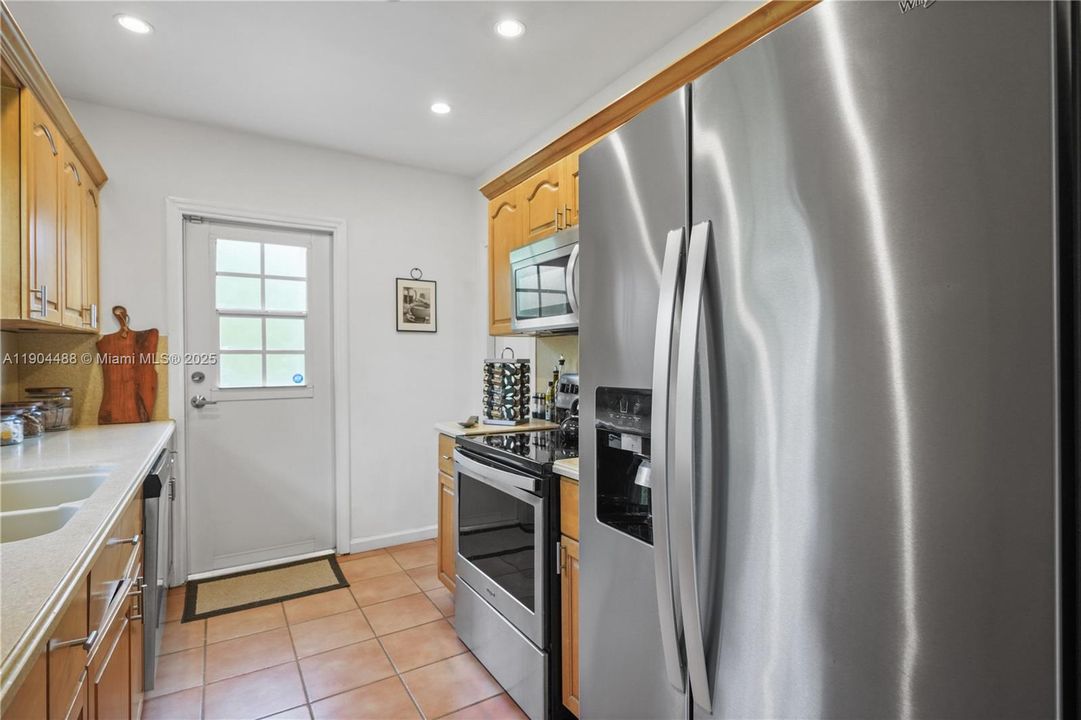 Active With Contract: $995,000 (2 beds, 1 baths, 1181 Square Feet)