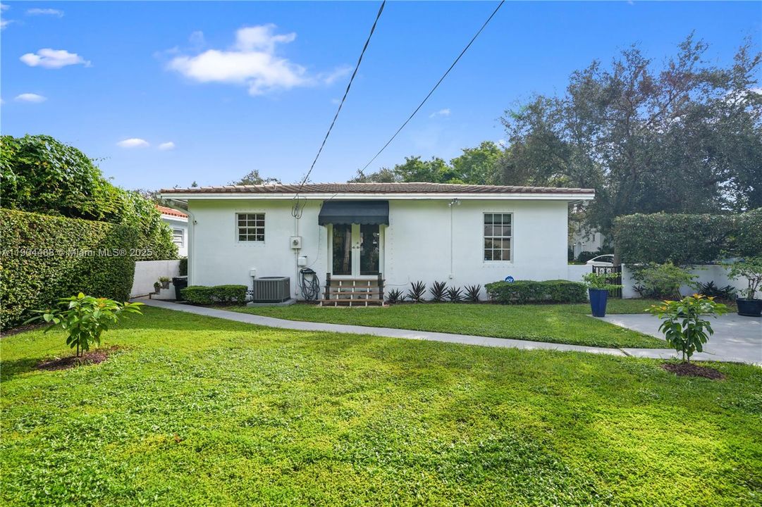 Active With Contract: $995,000 (2 beds, 1 baths, 1181 Square Feet)