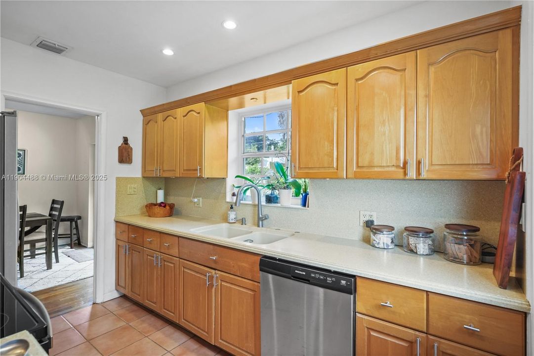 Active With Contract: $995,000 (2 beds, 1 baths, 1181 Square Feet)