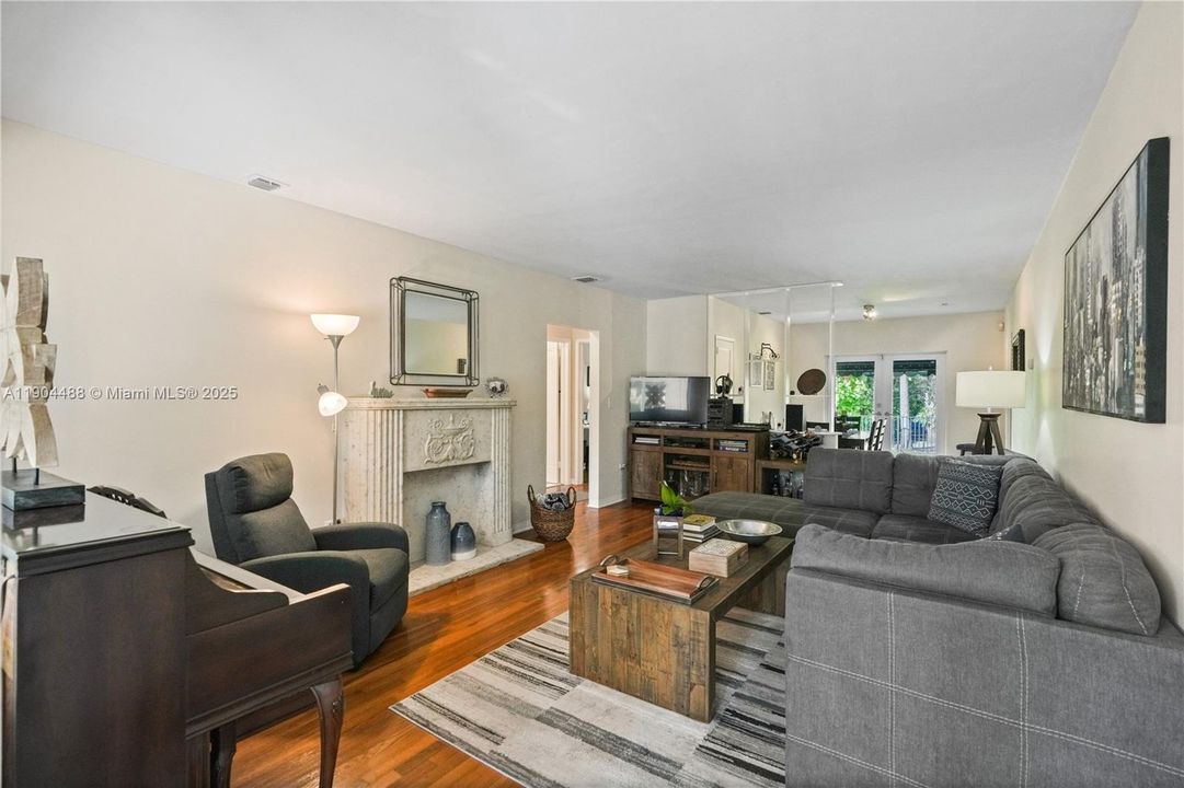 Active With Contract: $995,000 (2 beds, 1 baths, 1181 Square Feet)