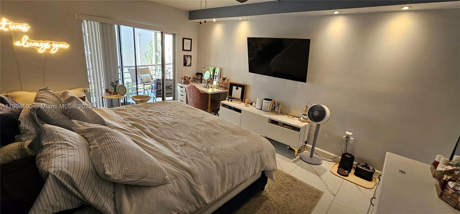 For Sale: $205,000 (2 beds, 2 baths, 1120 Square Feet)