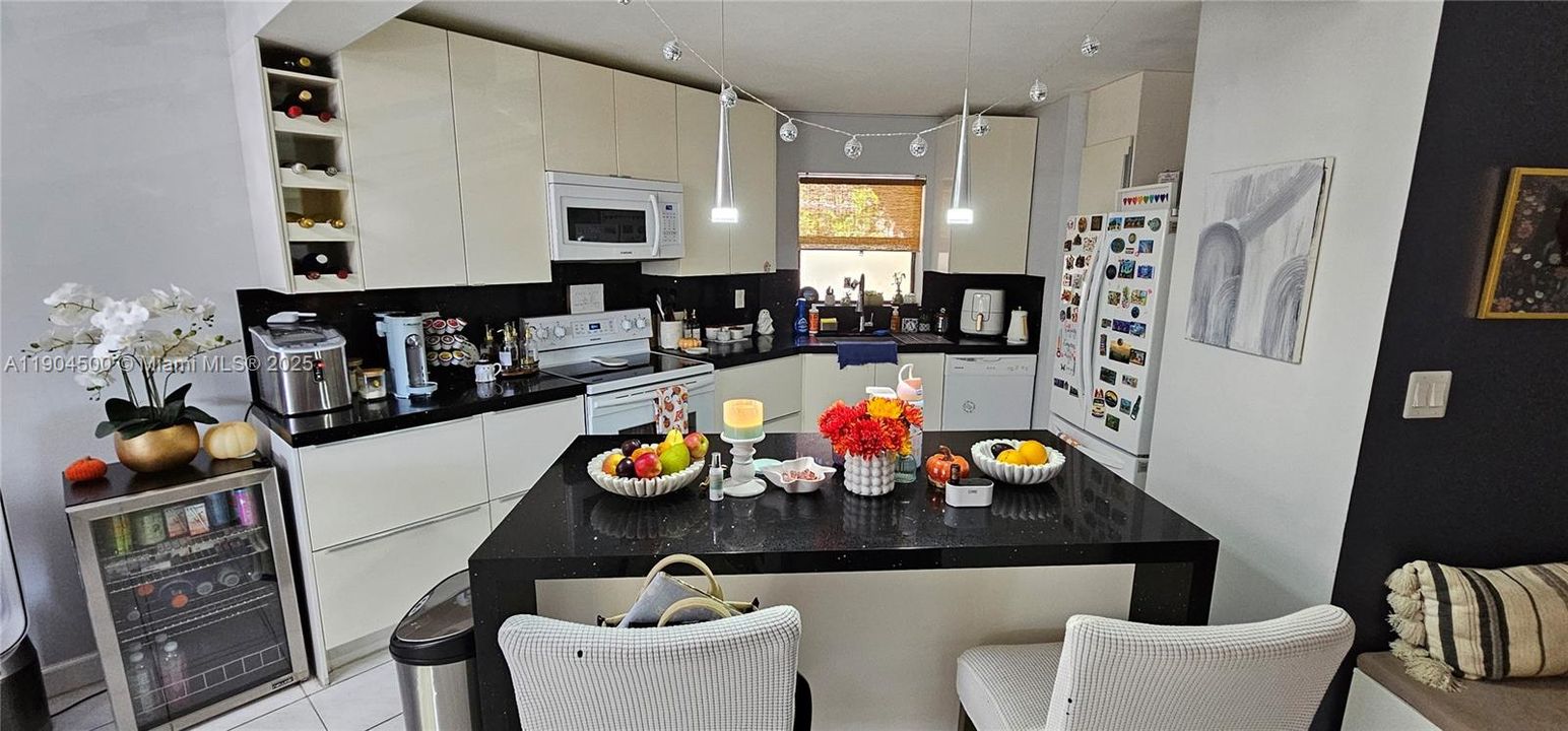 For Sale: $205,000 (2 beds, 2 baths, 1120 Square Feet)