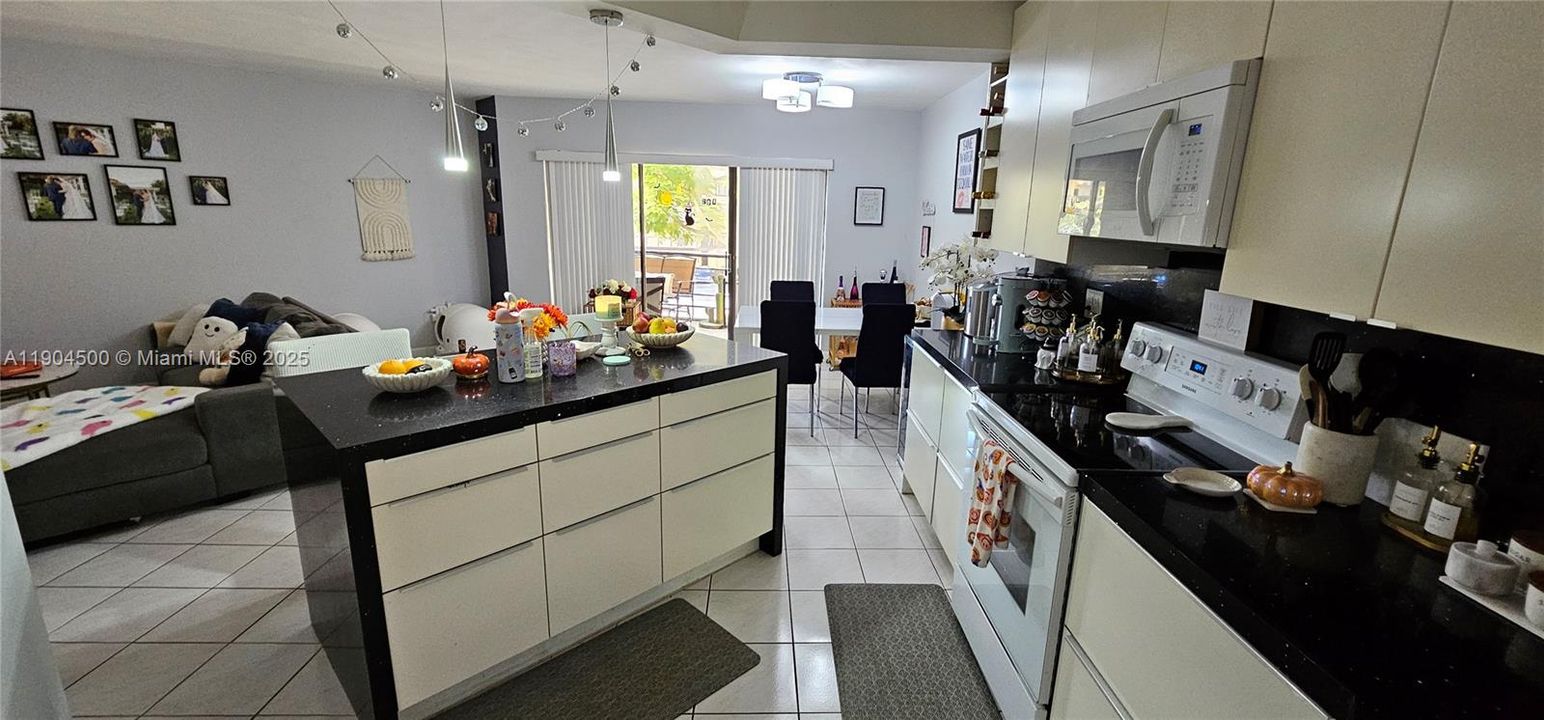 For Sale: $205,000 (2 beds, 2 baths, 1120 Square Feet)