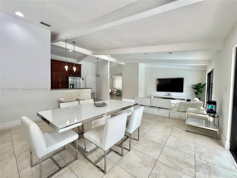 待售: $985,000 (4 贝兹, 2 浴室, 1993 平方英尺)