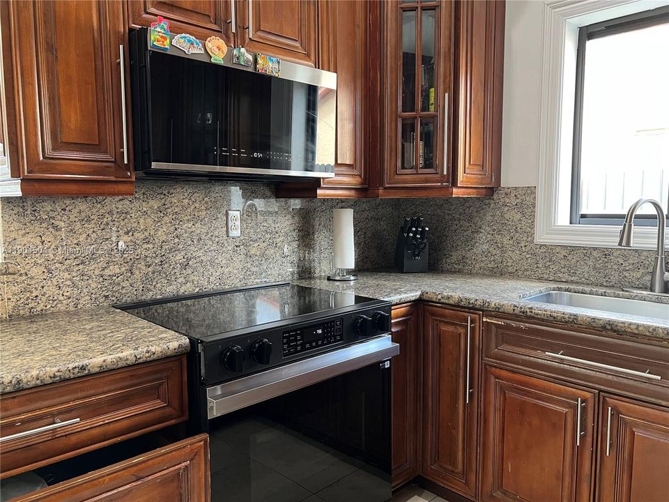 待售: $985,000 (4 贝兹, 2 浴室, 1993 平方英尺)