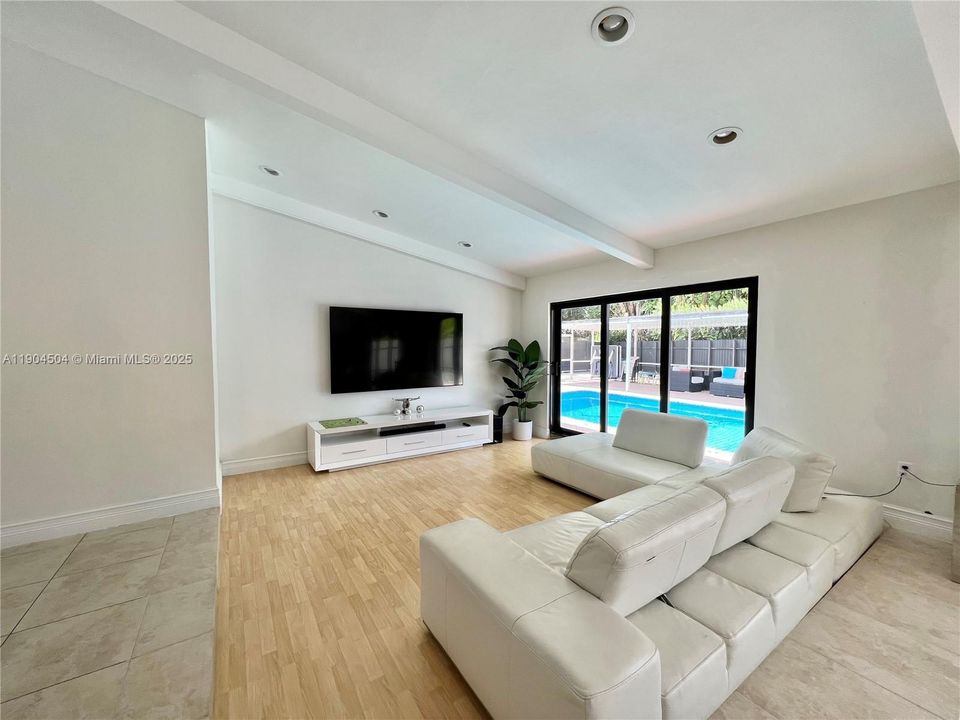 待售: $985,000 (4 贝兹, 2 浴室, 1993 平方英尺)