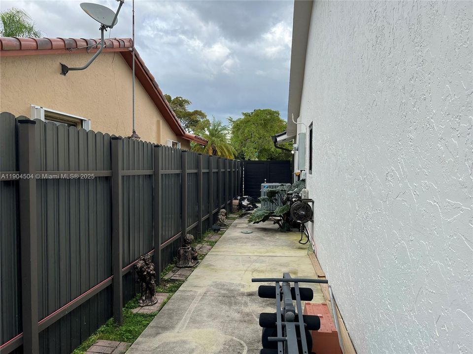 待售: $985,000 (4 贝兹, 2 浴室, 1993 平方英尺)