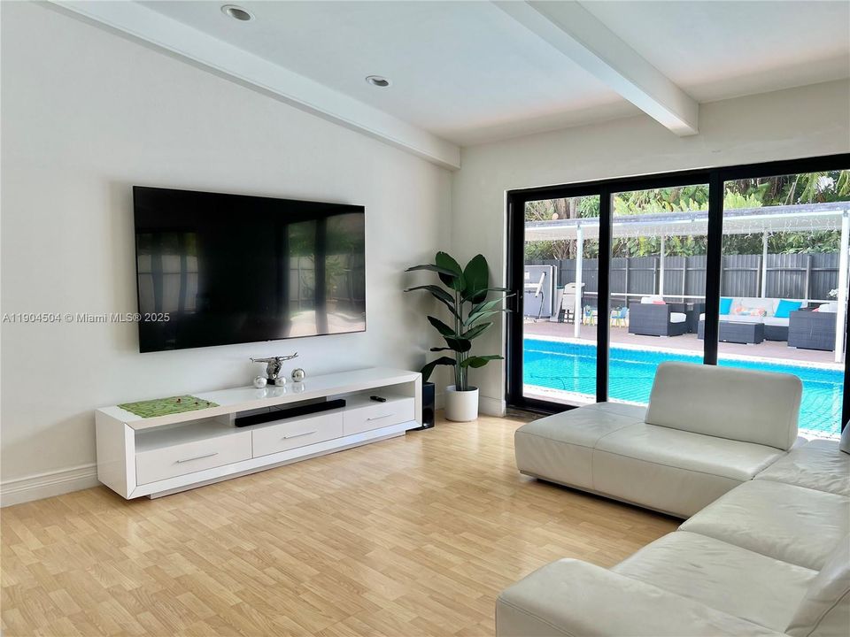 待售: $985,000 (4 贝兹, 2 浴室, 1993 平方英尺)