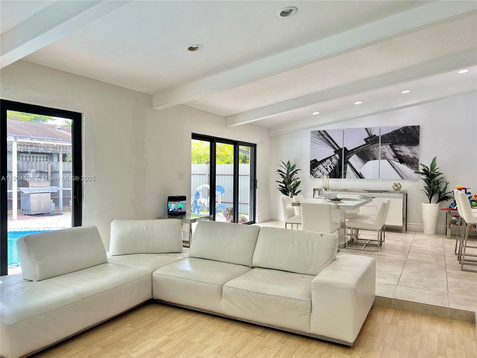 待售: $985,000 (4 贝兹, 2 浴室, 1993 平方英尺)