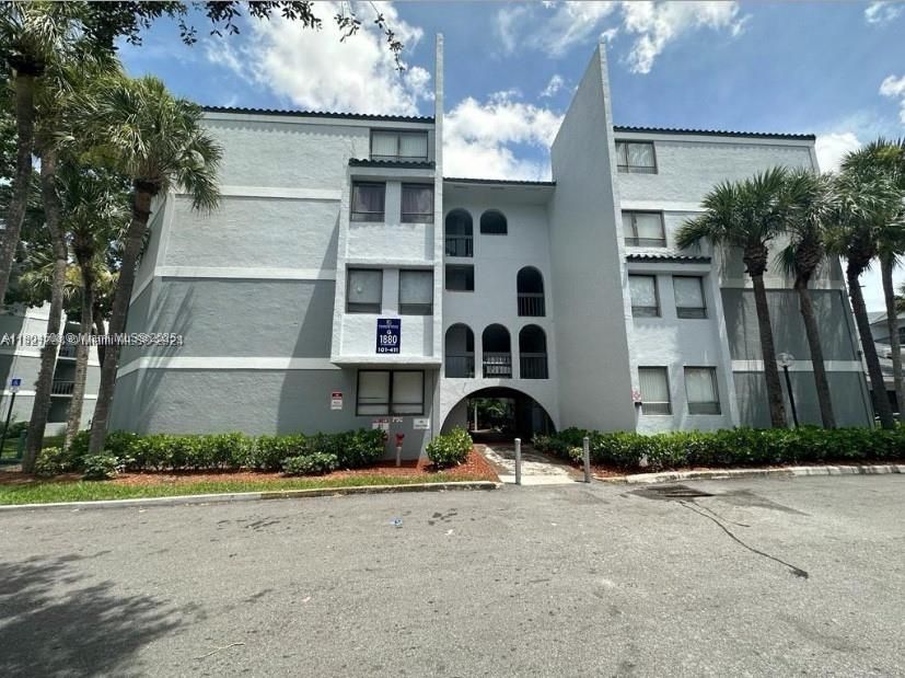 Recently Rented: $1,495 (1 beds, 1 baths, 775 Square Feet)