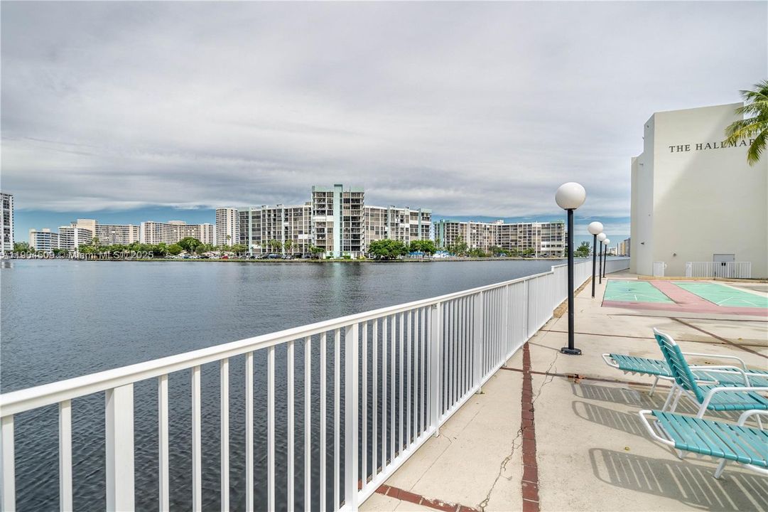 For Rent: $2,300 (1 beds, 1 baths, 900 Square Feet)