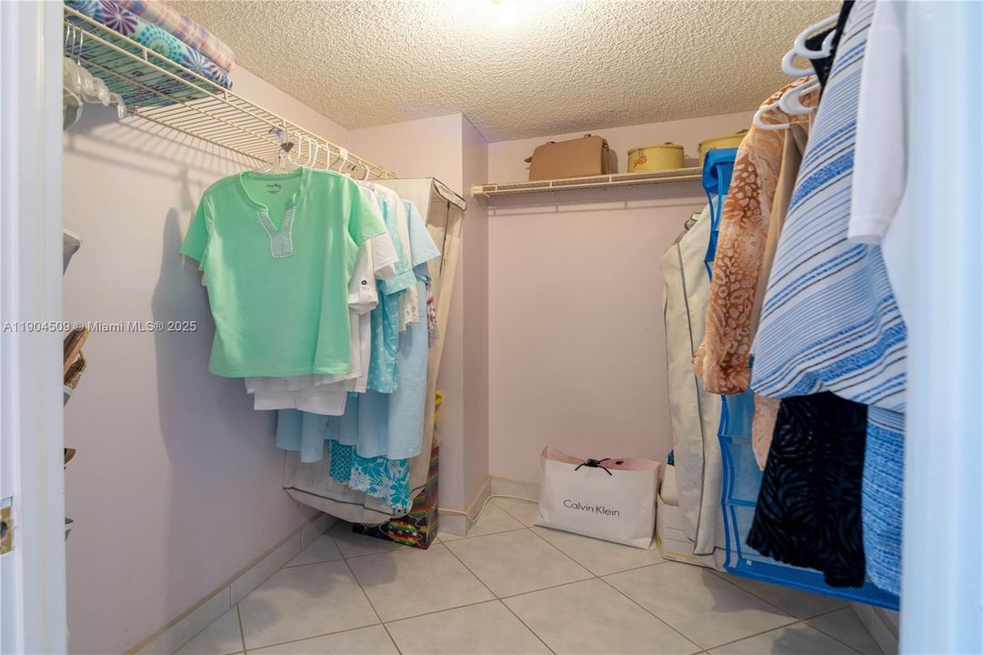 For Rent: $2,300 (1 beds, 1 baths, 900 Square Feet)