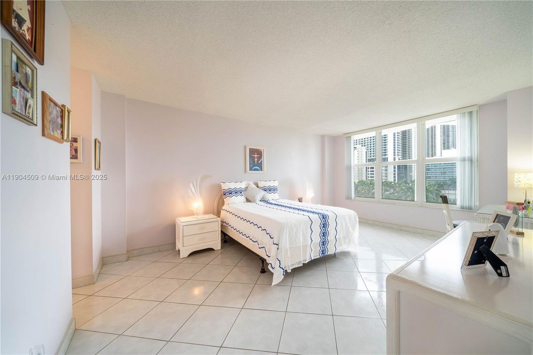 For Rent: $2,300 (1 beds, 1 baths, 900 Square Feet)