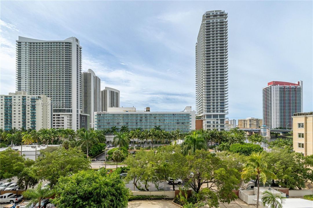 For Rent: $2,300 (1 beds, 1 baths, 900 Square Feet)