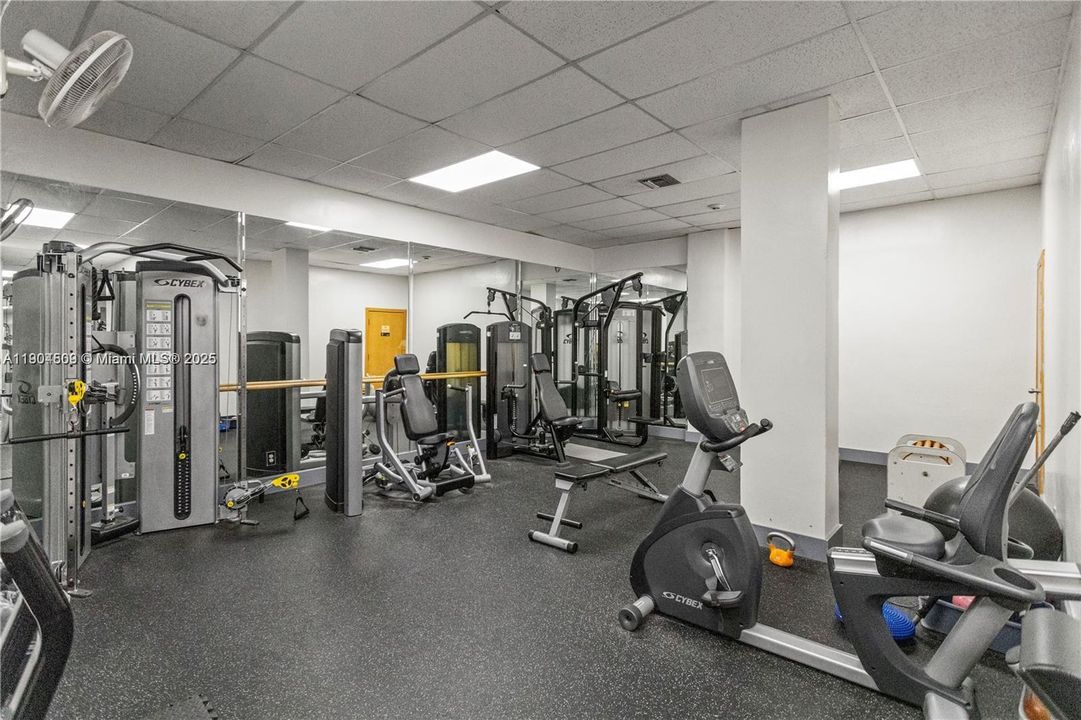 For Rent: $2,300 (1 beds, 1 baths, 900 Square Feet)