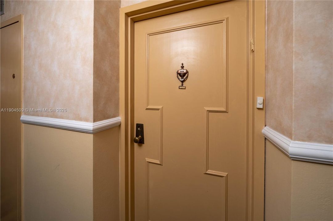 For Rent: $2,300 (1 beds, 1 baths, 900 Square Feet)