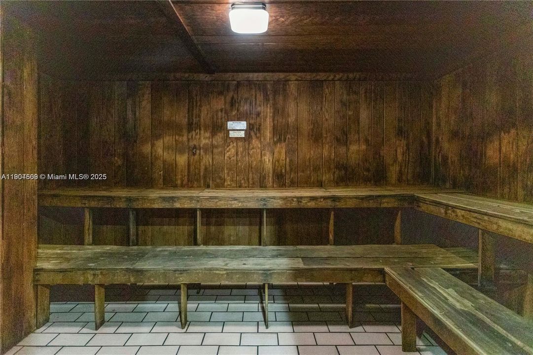 For Rent: $2,300 (1 beds, 1 baths, 900 Square Feet)