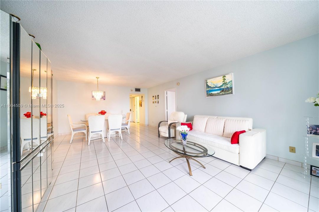 For Rent: $2,300 (1 beds, 1 baths, 900 Square Feet)