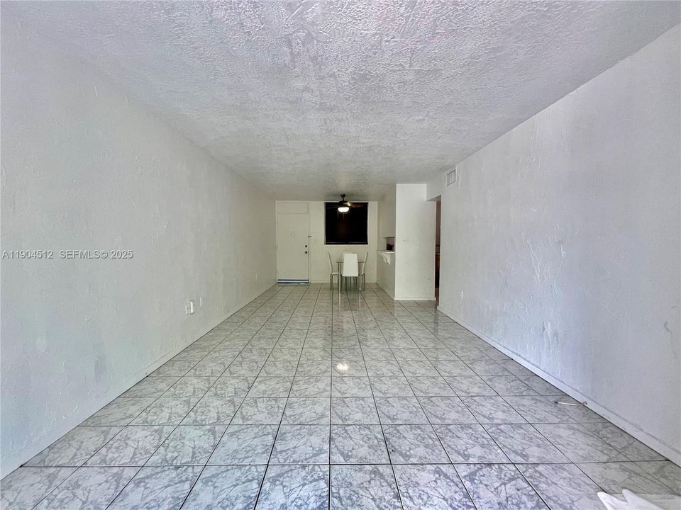 For Rent: $2,500 (1 beds, 1 baths, 727 Square Feet)