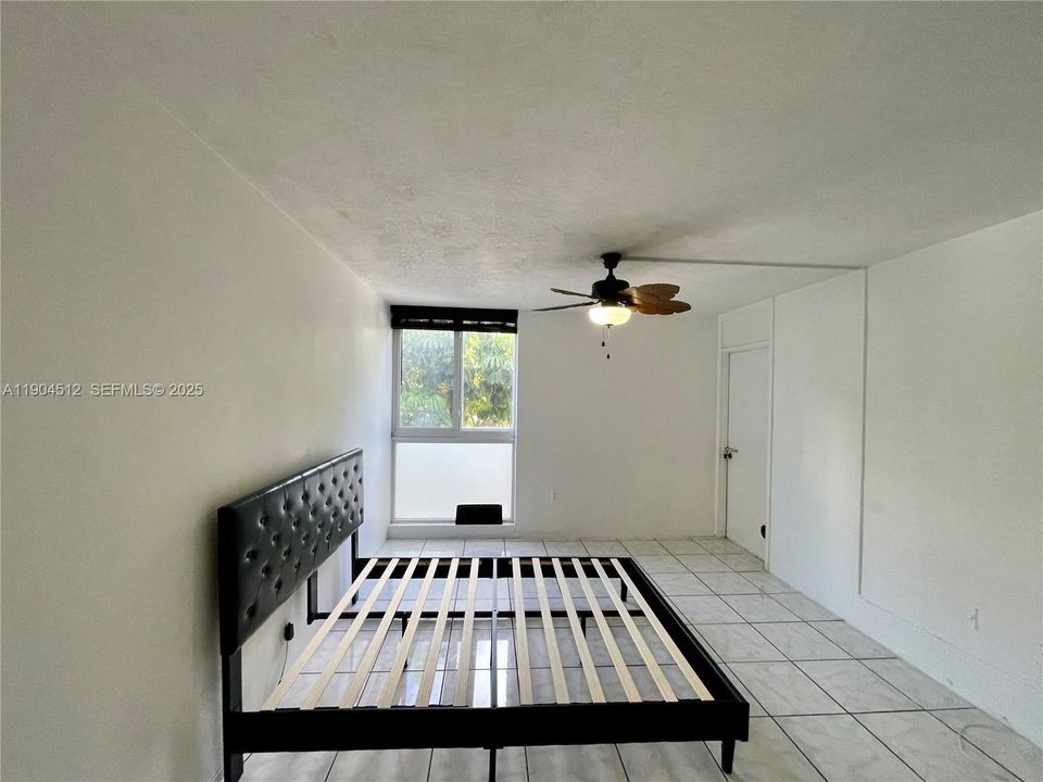 For Rent: $2,500 (1 beds, 1 baths, 727 Square Feet)
