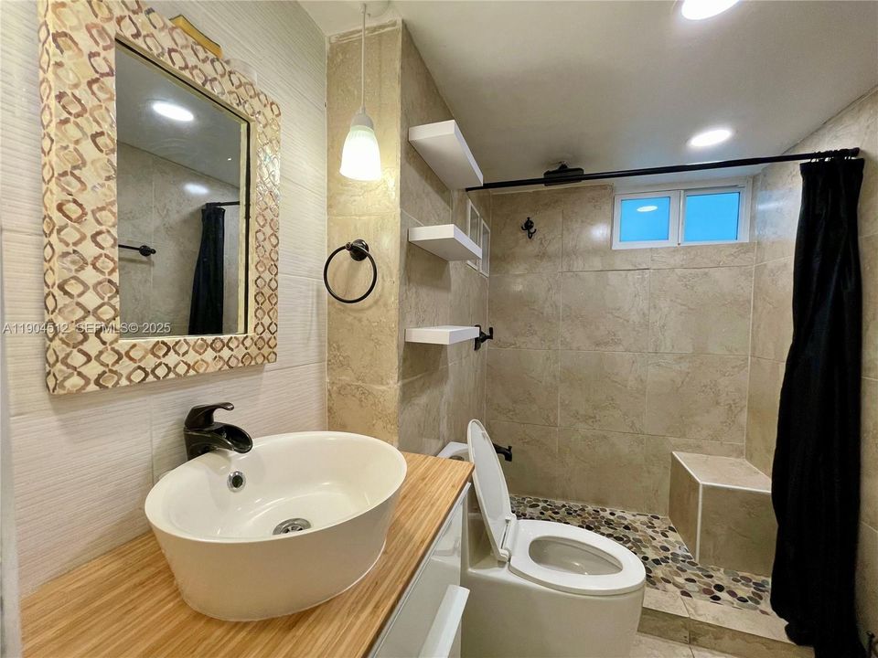 For Rent: $2,500 (1 beds, 1 baths, 727 Square Feet)