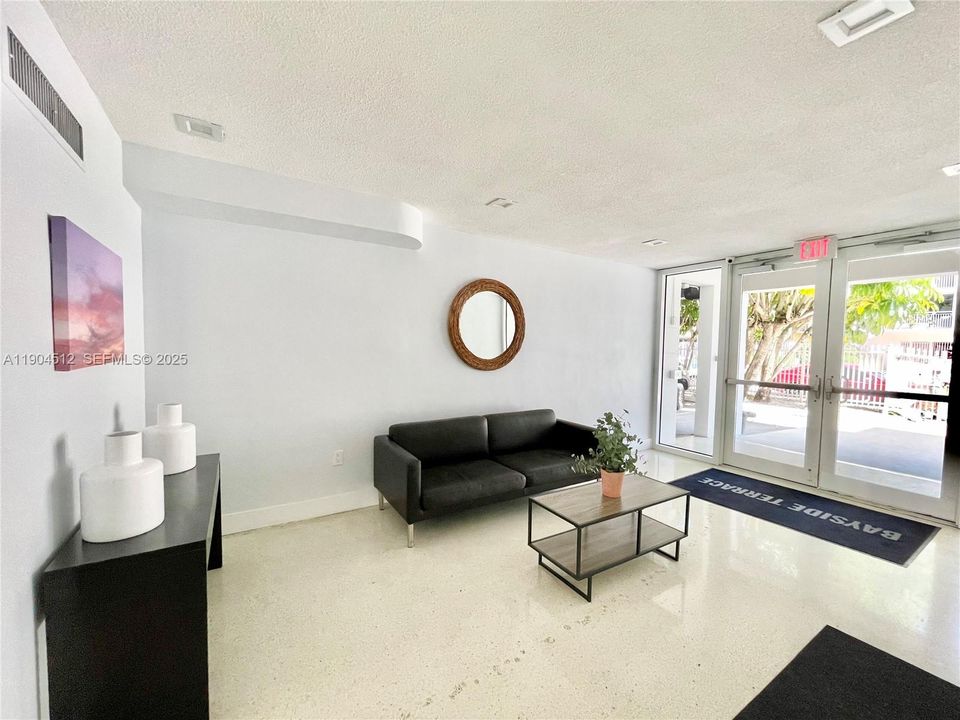 For Rent: $2,500 (1 beds, 1 baths, 727 Square Feet)