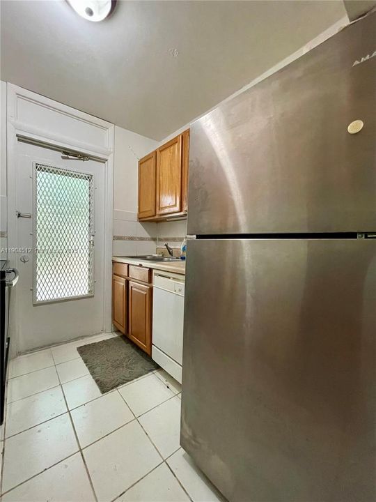 For Rent: $2,500 (1 beds, 1 baths, 727 Square Feet)