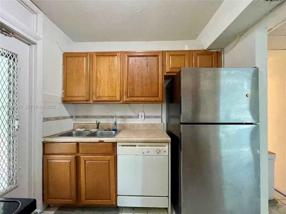 For Rent: $2,500 (1 beds, 1 baths, 727 Square Feet)