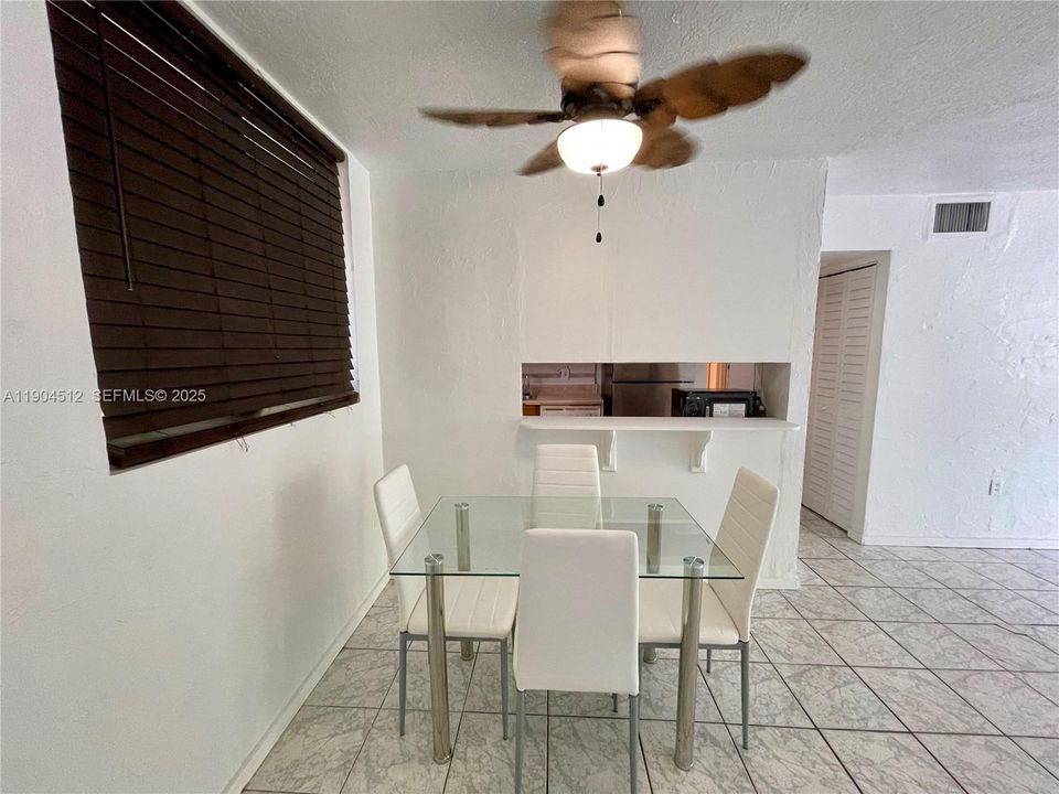 For Rent: $2,500 (1 beds, 1 baths, 727 Square Feet)