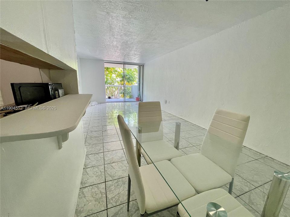 For Rent: $2,500 (1 beds, 1 baths, 727 Square Feet)