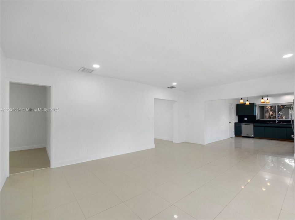 Недавно арендовано: $3,999 (3 спален, 2 ванн, 1683 Квадратных фут)